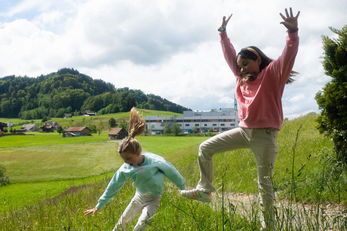 Kinder im Gelände, springend